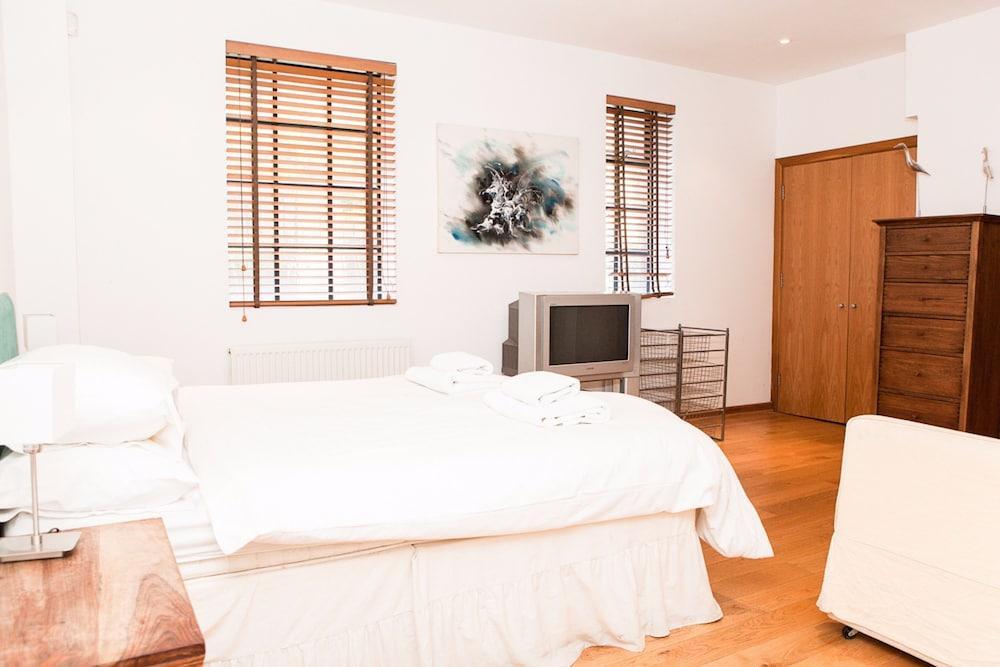 4 Bedroom Flat Near Eye 3* London